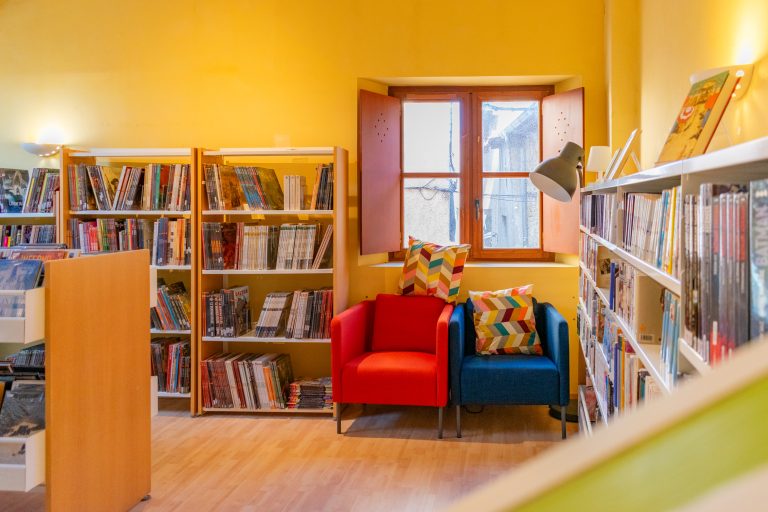 mediatheque_etage_fauteuil